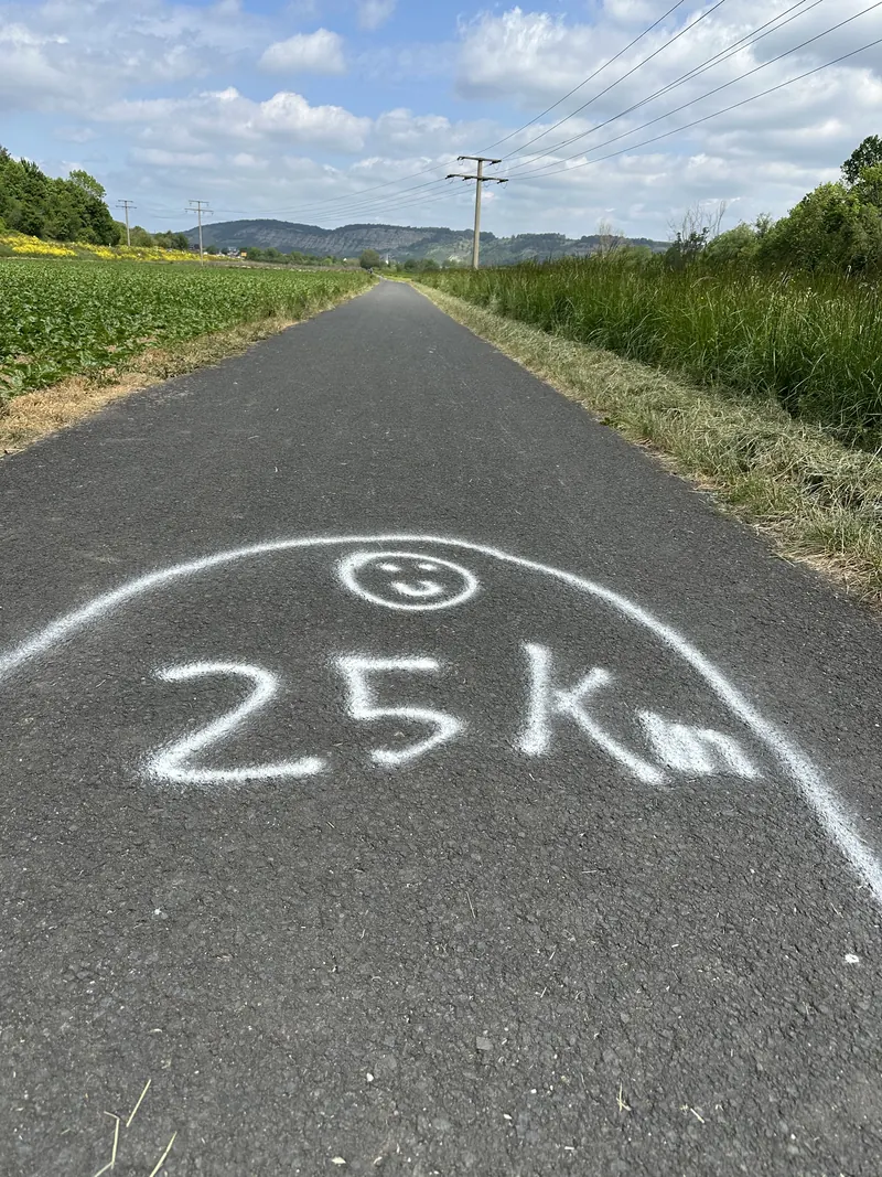 25 Km mit Kreide auf den Weg geschrieben