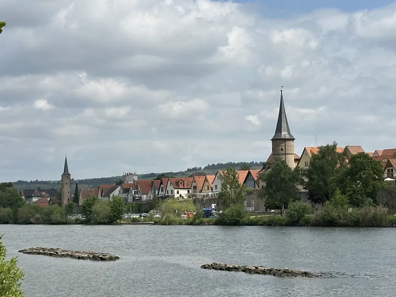 Blick über den Main auf einen Ort mit Kirchturm